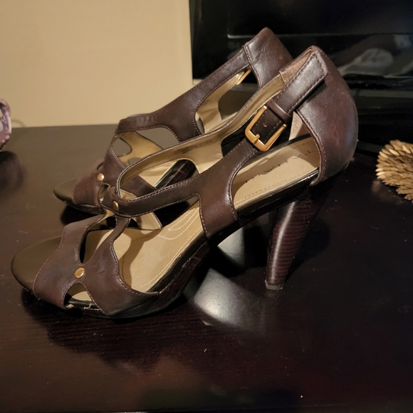 Tahari brown heels with grommets - Picture 2 of 3